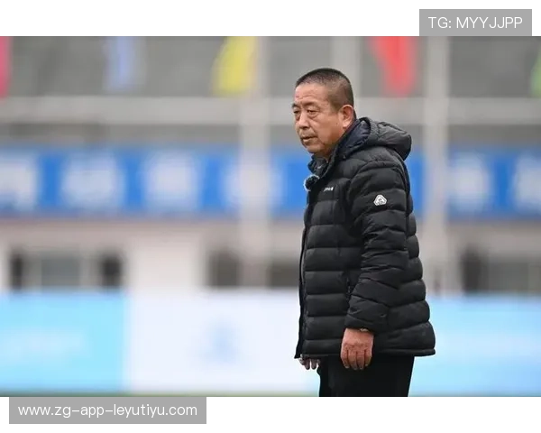 教练战术：新任主帅首战战术调整获球迷与媒体热议，足球教练战术大师