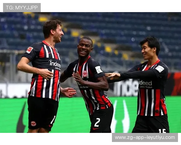 球员在欧冠赛场上凭借团队配合体现绝佳默契，欧冠人员