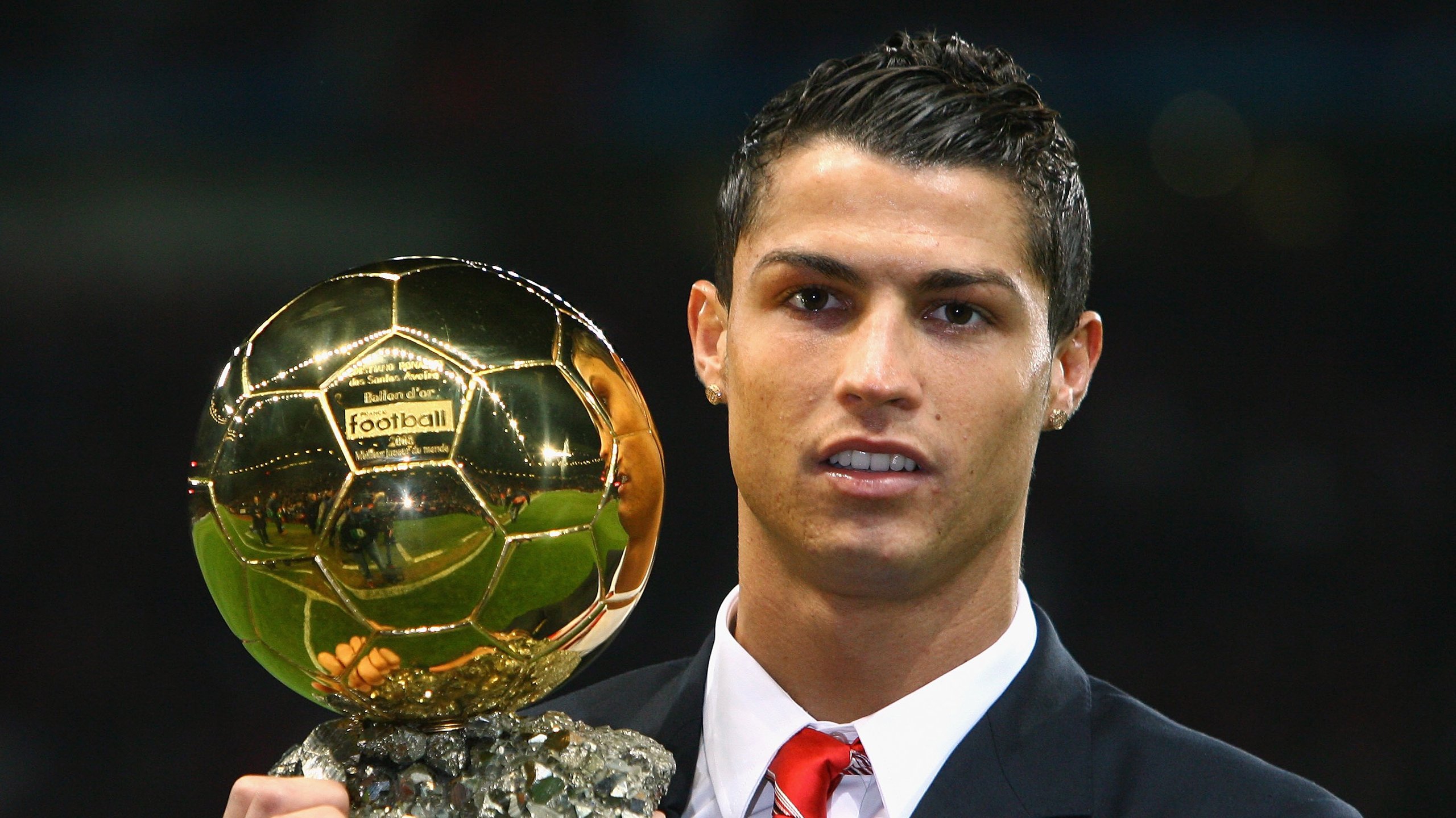 勒沃库森双边突破牵扯对手防线，勒沃库森二队